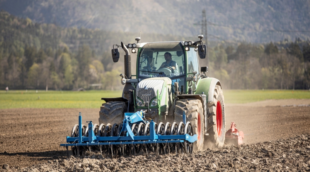 Frontpacker und Kreiselegge, Ernte Service Thaler Lohnbetrieb